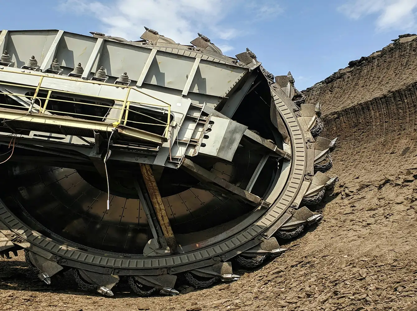 bucket-wheel-excavator-surface-mining-operation-1