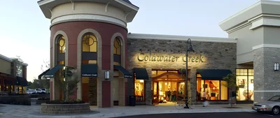 retail-shopping-center-storefront-and-pedestrian-plaza