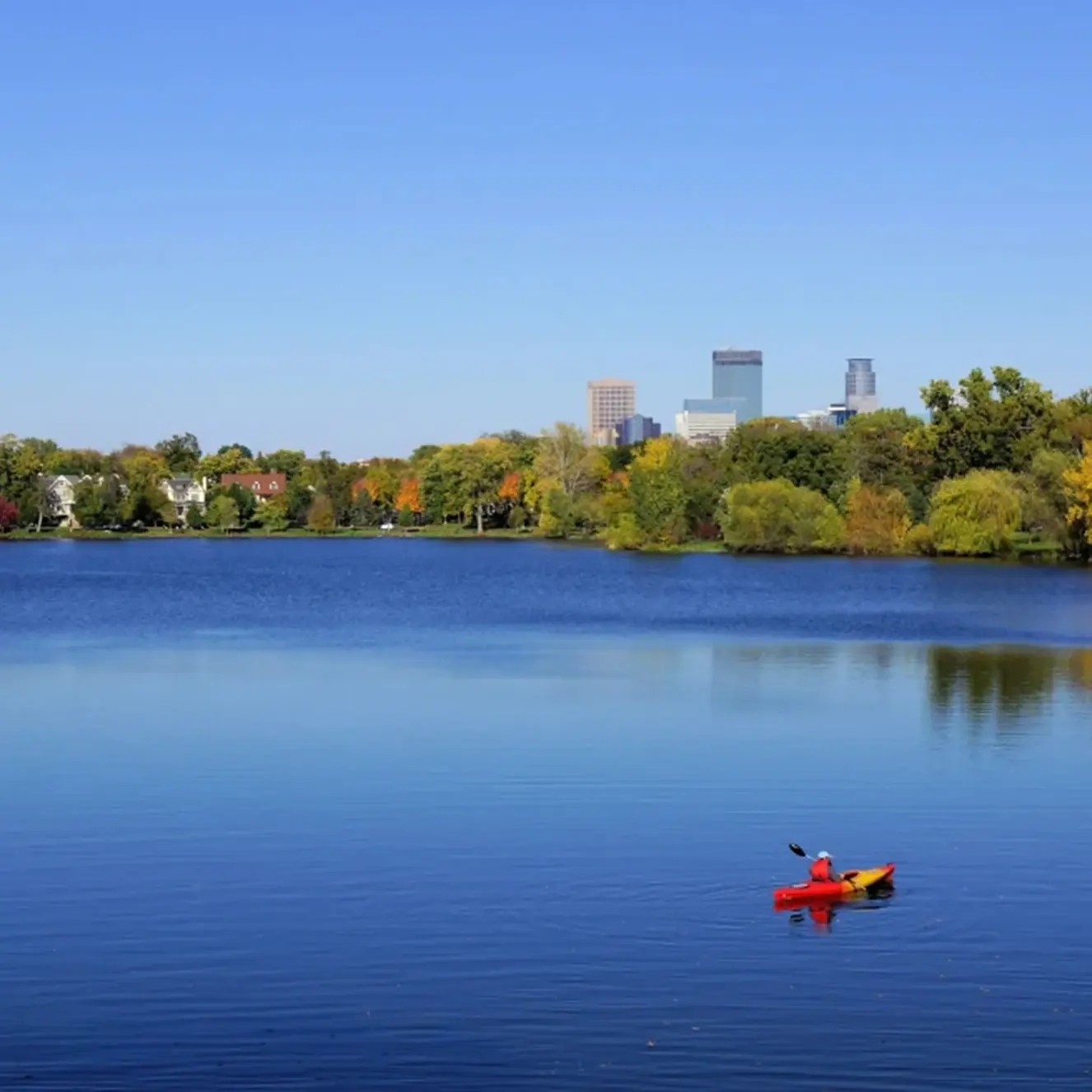 kayaker-urban-lake-city-skyline-waterfront