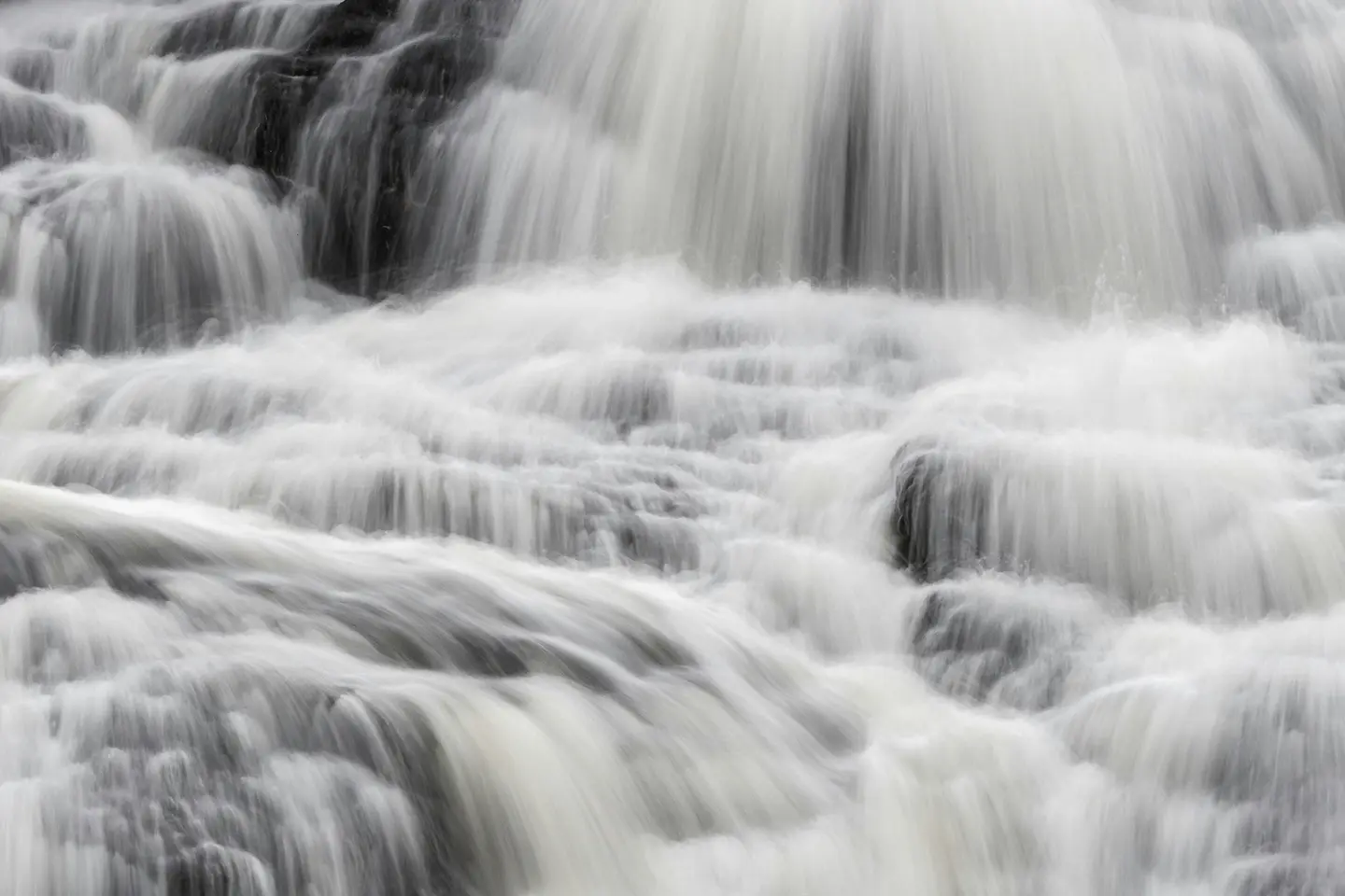 long-exposure-waterfall-cascading-over-rocks