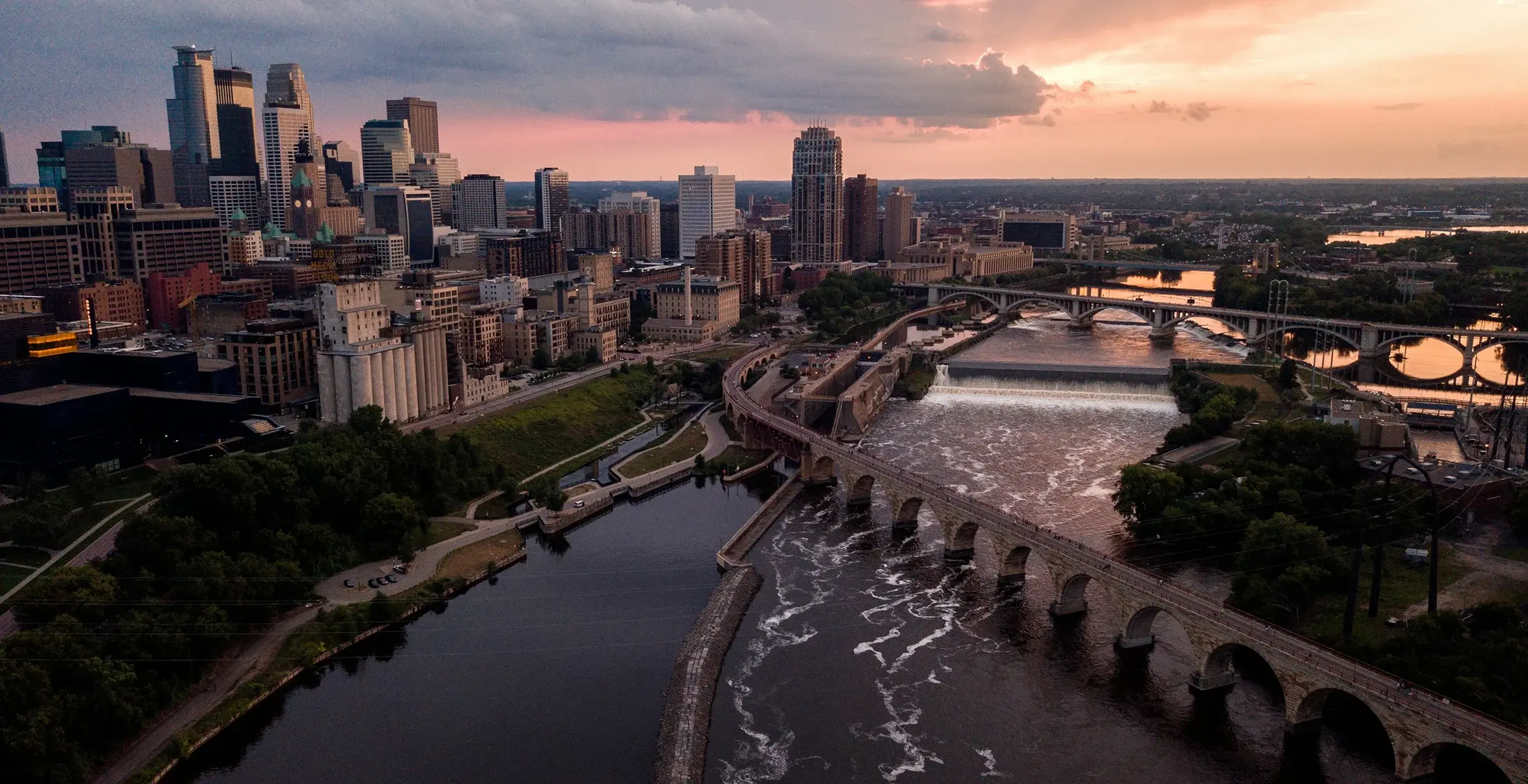minneapolis-skyline-mississippi-river-stone-arch-bridge-sunset