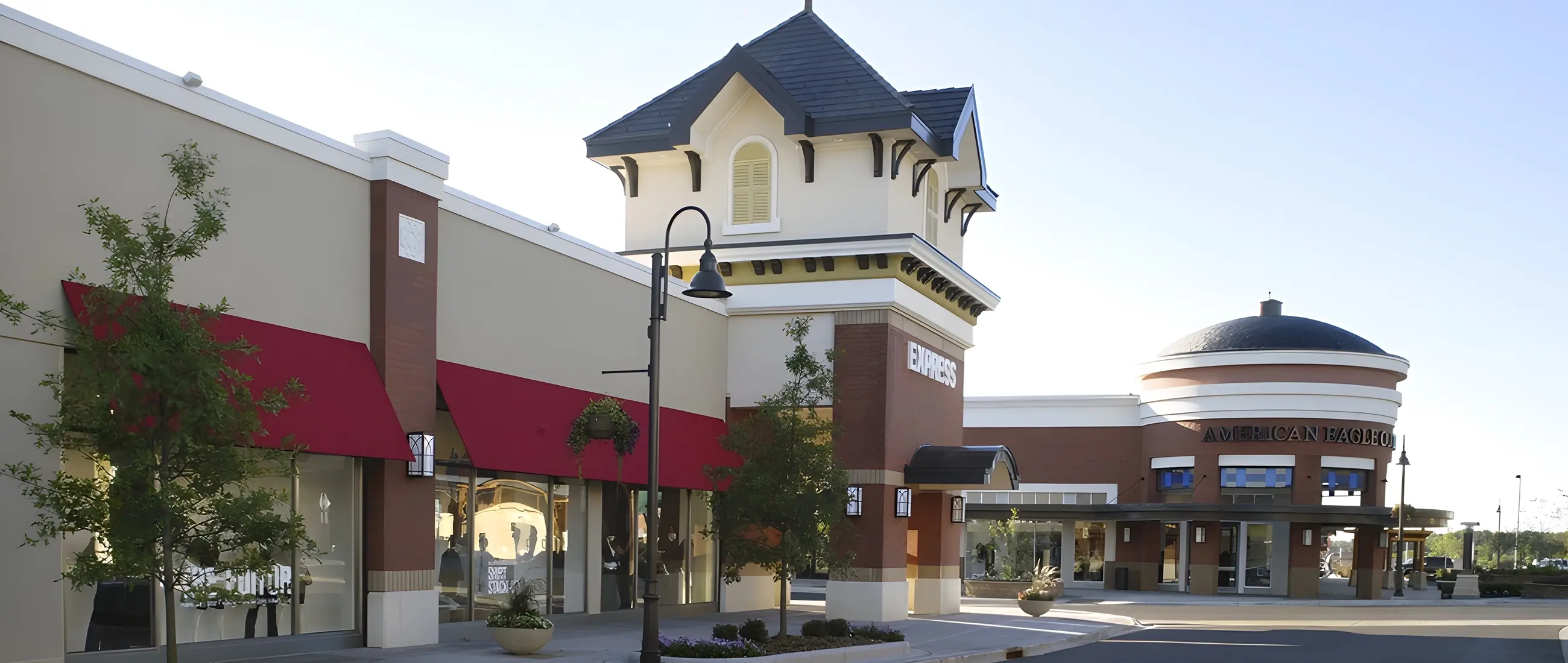 outdoor-retail-shopping-center-pedestrian-streetscape