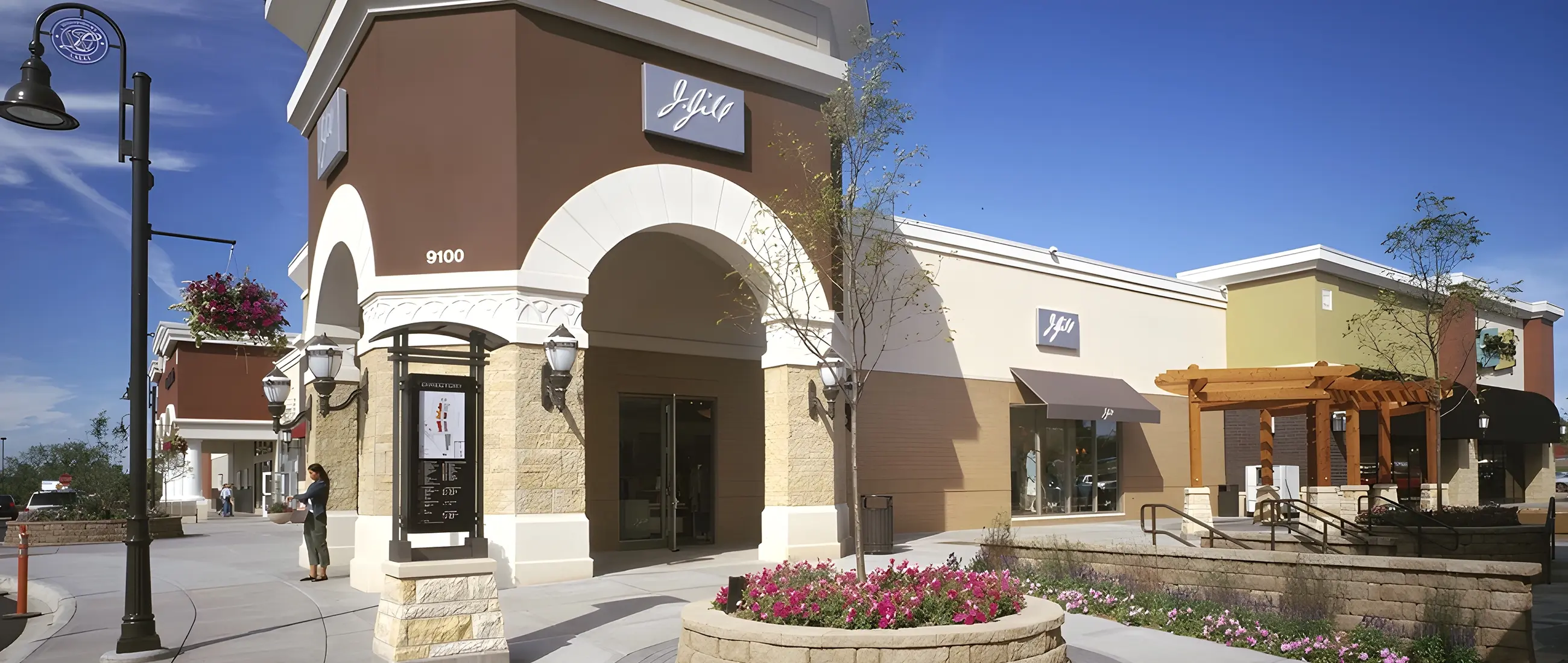 retail-center-main-entrance-and-streetscape